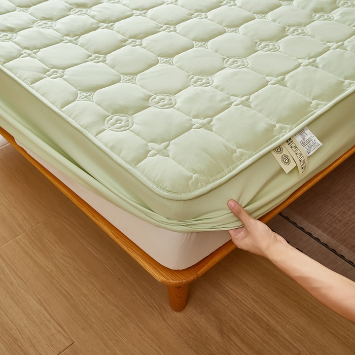 91家纺网 家纺一手货源 找家纺 瑞兴纺 2025年新款亲肤夹棉床笠床裙 床笠款：幸运格-抹茶绿