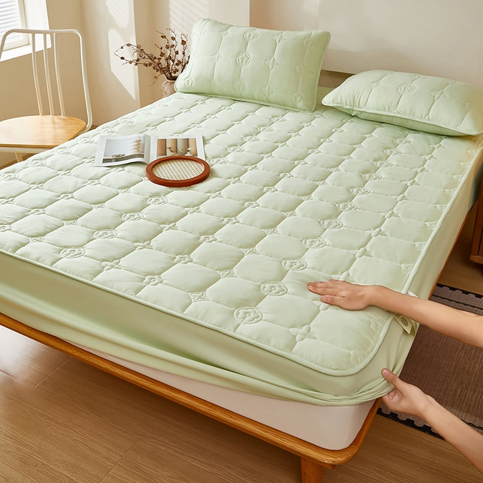 91家纺网 家纺一手货源 找家纺 瑞兴纺 2025年新款亲肤夹棉床笠床裙 床笠款：幸运格-抹茶绿