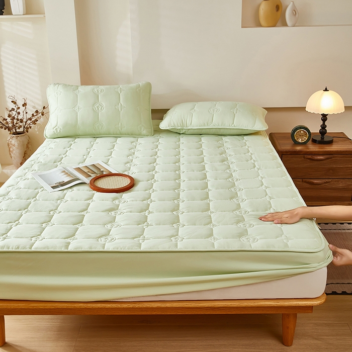 91家纺网 家纺一手货源 找家纺 瑞兴纺 2025年新款亲肤夹棉床笠床裙 床笠款：幸运格-抹茶绿