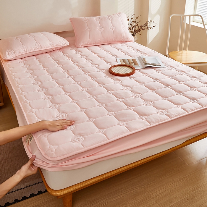 91家纺网 家纺一手货源 找家纺 瑞兴纺 2025年新款亲肤夹棉床笠床裙 床笠款：幸运格-雅典玉