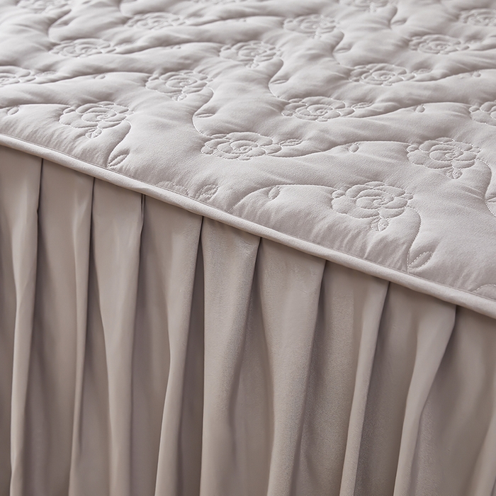 91家纺网 家纺一手货源 找家纺 瑞兴纺 2025年新款亲肤夹棉床笠床裙 床裙花边款：繁花-高级灰