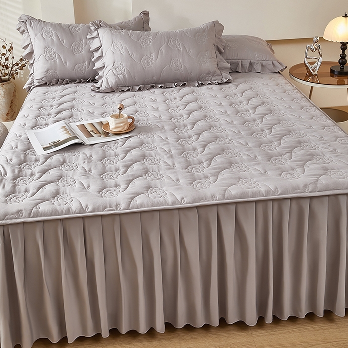 91家纺网 家纺一手货源 找家纺 瑞兴纺 2025年新款亲肤夹棉床笠床裙 床裙花边款：繁花-高级灰