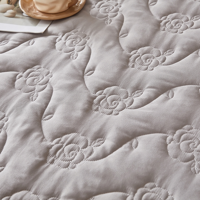 91家纺网 家纺一手货源 找家纺 瑞兴纺 2025年新款亲肤夹棉床笠床裙 床裙花边款：繁花-高级灰