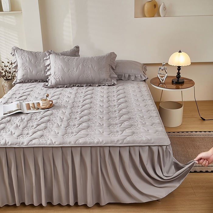 91家纺网 家纺一手货源 找家纺 瑞兴纺 2025年新款亲肤夹棉床笠床裙 床裙花边款：繁花-高级灰