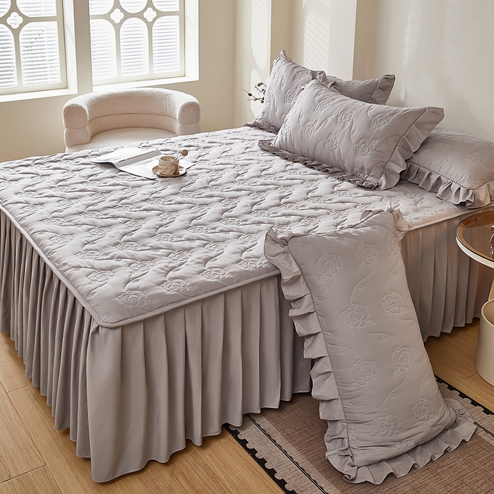 91家纺网 家纺一手货源 找家纺 瑞兴纺 2025年新款亲肤夹棉床笠床裙 床裙花边款：繁花-高级灰