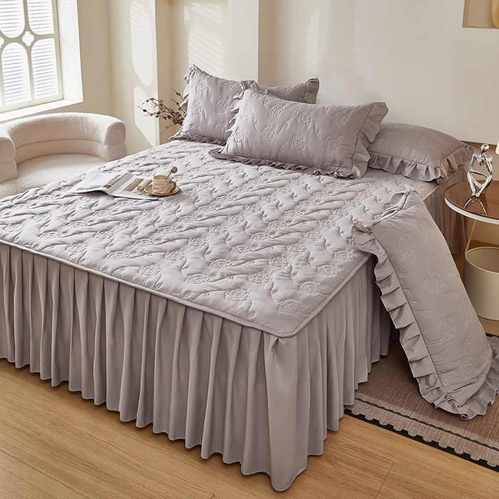 91家纺网 家纺一手货源 找家纺 瑞兴纺 2025年新款亲肤夹棉床笠床裙 床裙花边款：繁花-高级灰