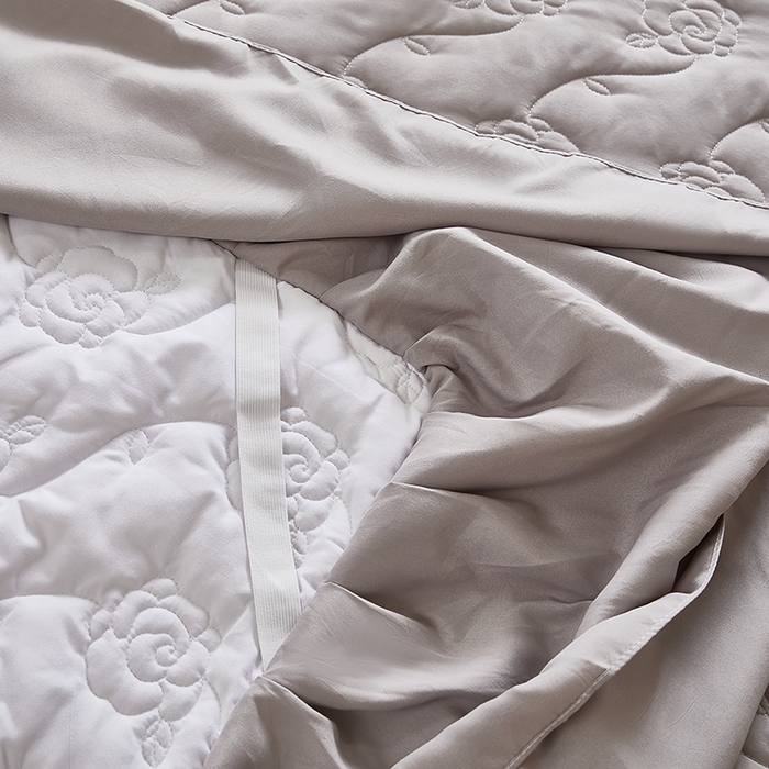 91家纺网 家纺一手货源 找家纺 瑞兴纺 2025年新款亲肤夹棉床笠床裙 床裙花边款：繁花-高级灰