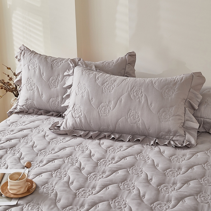 91家纺网 家纺一手货源 找家纺 瑞兴纺 2025年新款亲肤夹棉床笠床裙 床裙花边款：繁花-高级灰