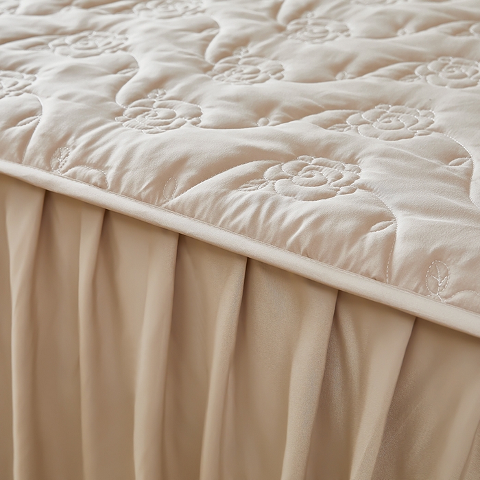 91家纺网 家纺一手货源 找家纺 瑞兴纺 2025年新款亲肤夹棉床笠床裙 床裙花边款：繁花-卡其色