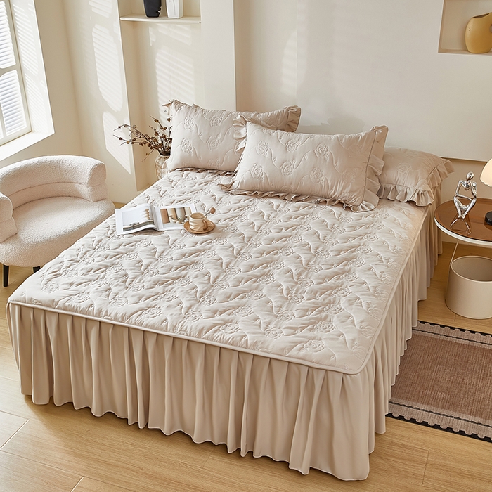 91家纺网 家纺一手货源 找家纺 瑞兴纺 2025年新款亲肤夹棉床笠床裙 床裙花边款：繁花-卡其色