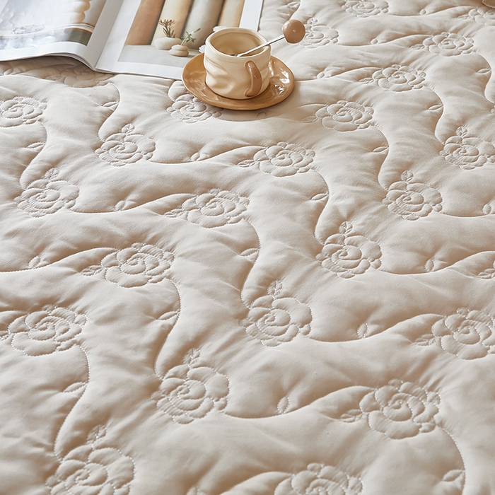 91家纺网 家纺一手货源 找家纺 瑞兴纺 2025年新款亲肤夹棉床笠床裙 床裙花边款：繁花-卡其色