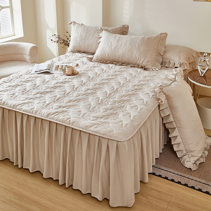 91家纺网 家纺一手货源 找家纺 瑞兴纺 2025年新款亲肤夹棉床笠床裙 床裙花边款：繁花-卡其色