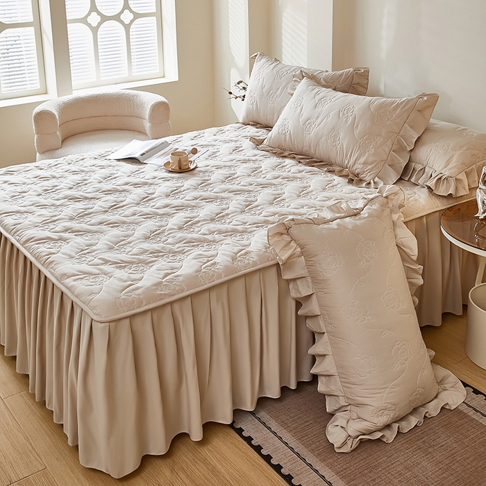 91家纺网 家纺一手货源 找家纺 瑞兴纺 2025年新款亲肤夹棉床笠床裙 床裙花边款：繁花-卡其色