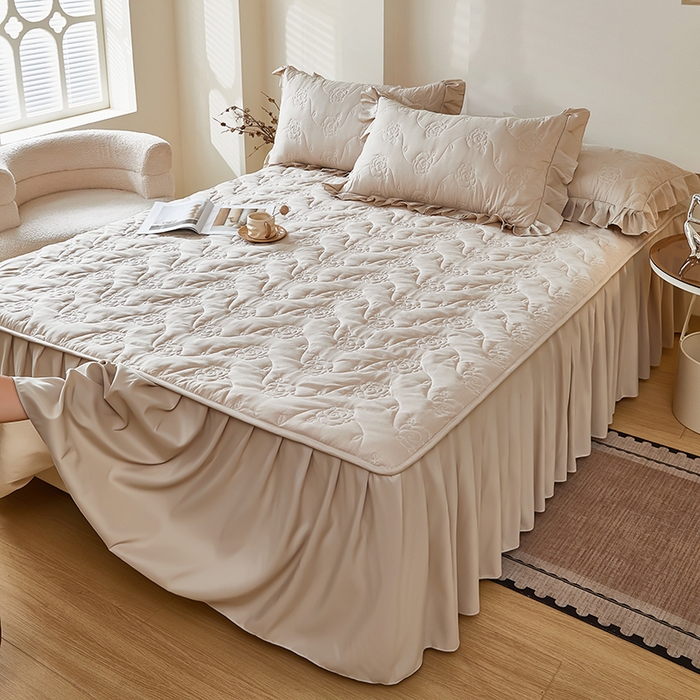 91家纺网 家纺一手货源 找家纺 瑞兴纺 2025年新款亲肤夹棉床笠床裙 床裙花边款：繁花-卡其色