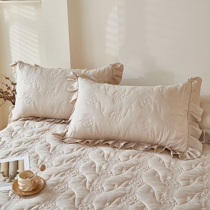 91家纺网 家纺一手货源 找家纺 瑞兴纺 2025年新款亲肤夹棉床笠床裙 床裙花边款：繁花-卡其色