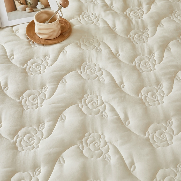 91家纺网 家纺一手货源 找家纺 瑞兴纺 2025年新款亲肤夹棉床笠床裙 床裙花边款：繁花-米白