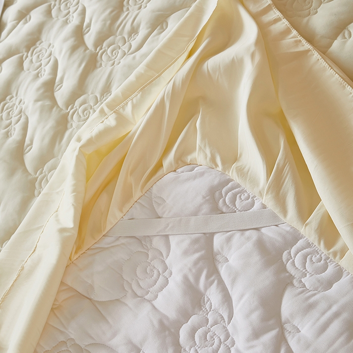 91家纺网 家纺一手货源 找家纺 瑞兴纺 2025年新款亲肤夹棉床笠床裙 床裙花边款：繁花-米白