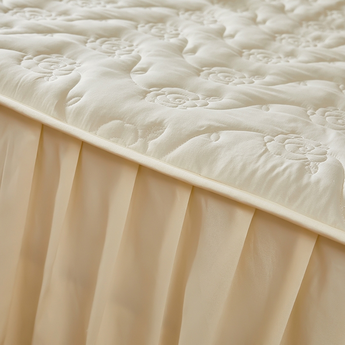 91家纺网 家纺一手货源 找家纺 瑞兴纺 2025年新款亲肤夹棉床笠床裙 床裙花边款：繁花-米白