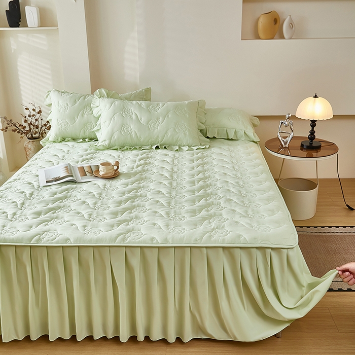 91家纺网 家纺一手货源 找家纺 瑞兴纺 2025年新款亲肤夹棉床笠床裙 床裙花边款：繁花-抹茶绿