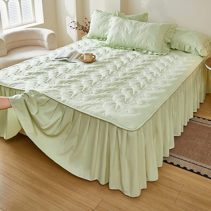 91家纺网 家纺一手货源 找家纺 瑞兴纺 2025年新款亲肤夹棉床笠床裙 床裙花边款：繁花-抹茶绿