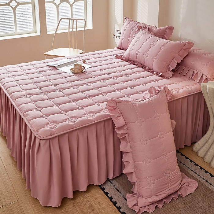 91家纺网 家纺一手货源 找家纺 瑞兴纺 2025年新款亲肤夹棉床笠床裙 床裙花边款：幸运格-豆沙粉