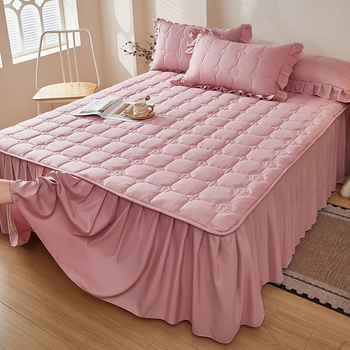 91家纺网 家纺一手货源 找家纺 瑞兴纺 2025年新款亲肤夹棉床笠床裙 床裙花边款：幸运格-豆沙粉