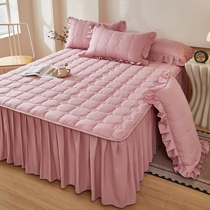 91家纺网 家纺一手货源 找家纺 瑞兴纺 2025年新款亲肤夹棉床笠床裙 床裙花边款：幸运格-豆沙粉