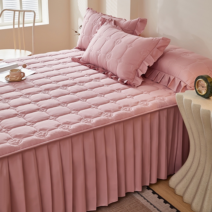 91家纺网 家纺一手货源 找家纺 瑞兴纺 2025年新款亲肤夹棉床笠床裙 床裙花边款：幸运格-豆沙粉