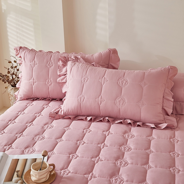 91家纺网 家纺一手货源 找家纺 瑞兴纺 2025年新款亲肤夹棉床笠床裙 床裙花边款：幸运格-豆沙粉