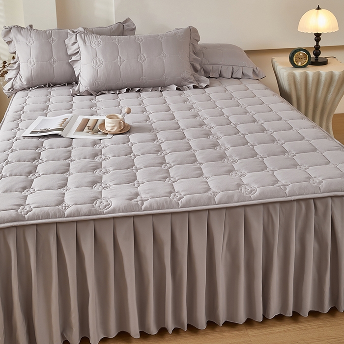 91家纺网 家纺一手货源 找家纺 瑞兴纺 2025年新款亲肤夹棉床笠床裙 床裙花边款：幸运格-高级灰