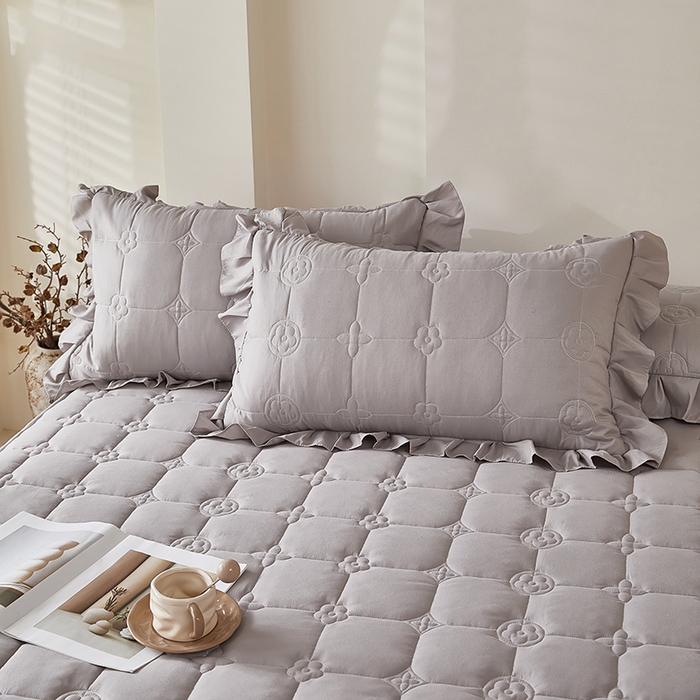 91家纺网 家纺一手货源 找家纺 瑞兴纺 2025年新款亲肤夹棉床笠床裙 床裙花边款：幸运格-高级灰