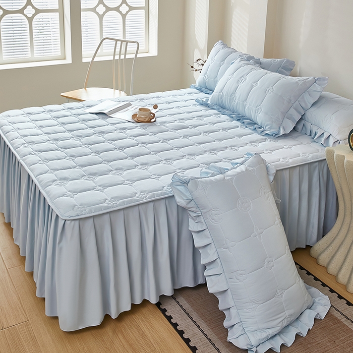 91家纺网 家纺一手货源 找家纺 瑞兴纺 2025年新款亲肤夹棉床笠床裙 床裙花边款：幸运格-海洋蓝