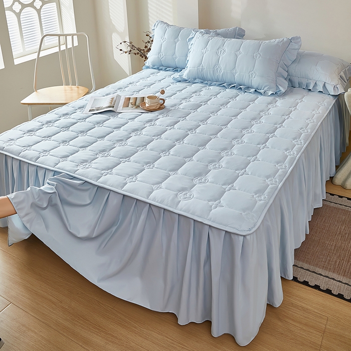 91家纺网 家纺一手货源 找家纺 瑞兴纺 2025年新款亲肤夹棉床笠床裙 床裙花边款：幸运格-海洋蓝