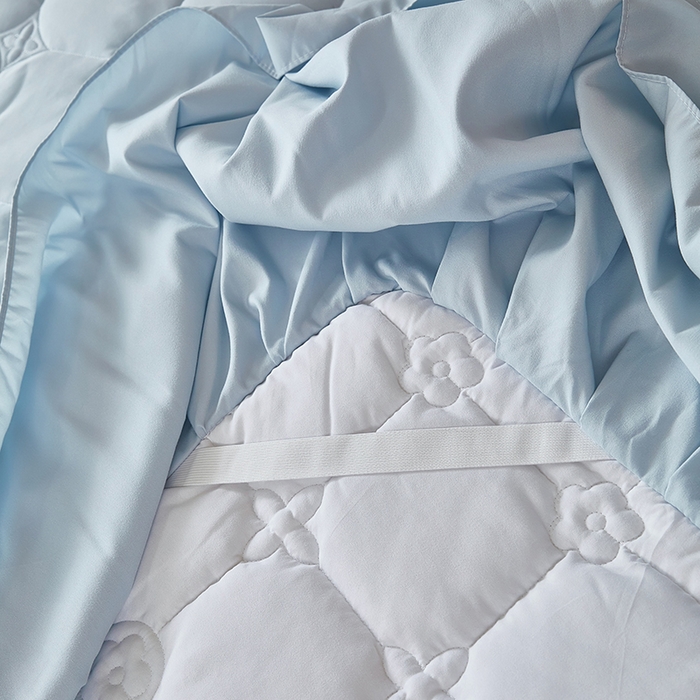 91家纺网 家纺一手货源 找家纺 瑞兴纺 2025年新款亲肤夹棉床笠床裙 床裙花边款：幸运格-海洋蓝