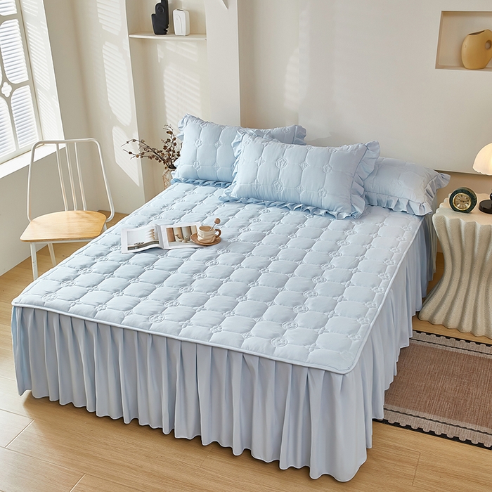 91家纺网 家纺一手货源 找家纺 瑞兴纺 2025年新款亲肤夹棉床笠床裙 床裙花边款：幸运格-海洋蓝