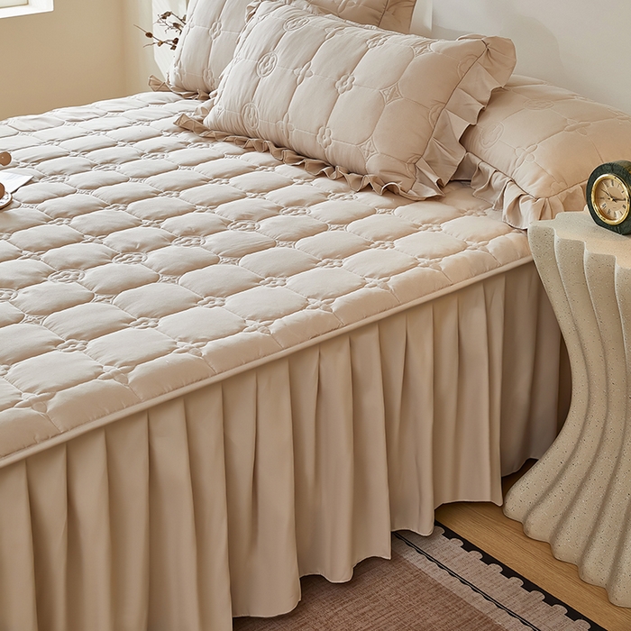 91家纺网 家纺一手货源 找家纺 瑞兴纺 2025年新款亲肤夹棉床笠床裙 床裙花边款：幸运格-卡其色