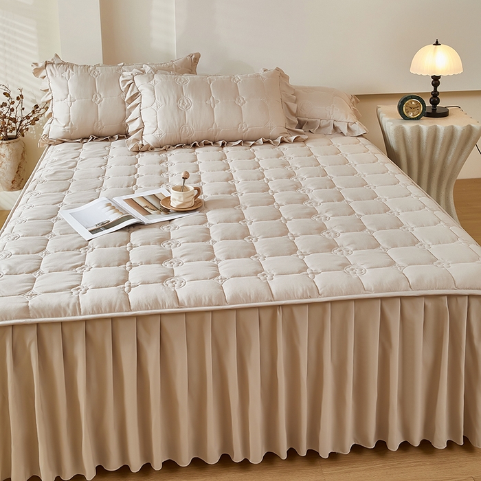 91家纺网 家纺一手货源 找家纺 瑞兴纺 2025年新款亲肤夹棉床笠床裙 床裙花边款：幸运格-卡其色