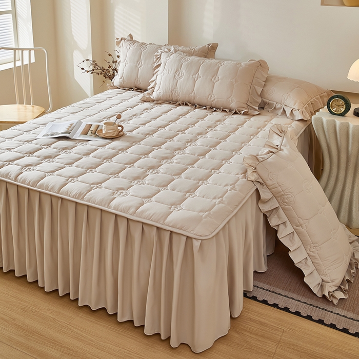 91家纺网 家纺一手货源 找家纺 瑞兴纺 2025年新款亲肤夹棉床笠床裙 床裙花边款：幸运格-卡其色