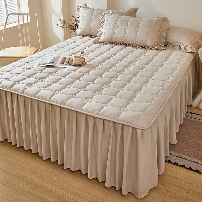 91家纺网 家纺一手货源 找家纺 瑞兴纺 2025年新款亲肤夹棉床笠床裙 床裙花边款：幸运格-卡其色