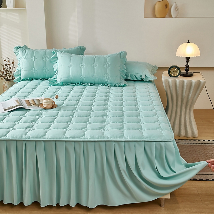 91家纺网 家纺一手货源 找家纺 瑞兴纺 2025年新款亲肤夹棉床笠床裙 床裙花边款：幸运格-梦兰