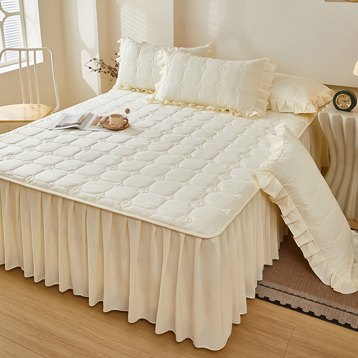 91家纺网 家纺一手货源 找家纺 瑞兴纺 2025年新款亲肤夹棉床笠床裙 床裙花边款：幸运格-米白