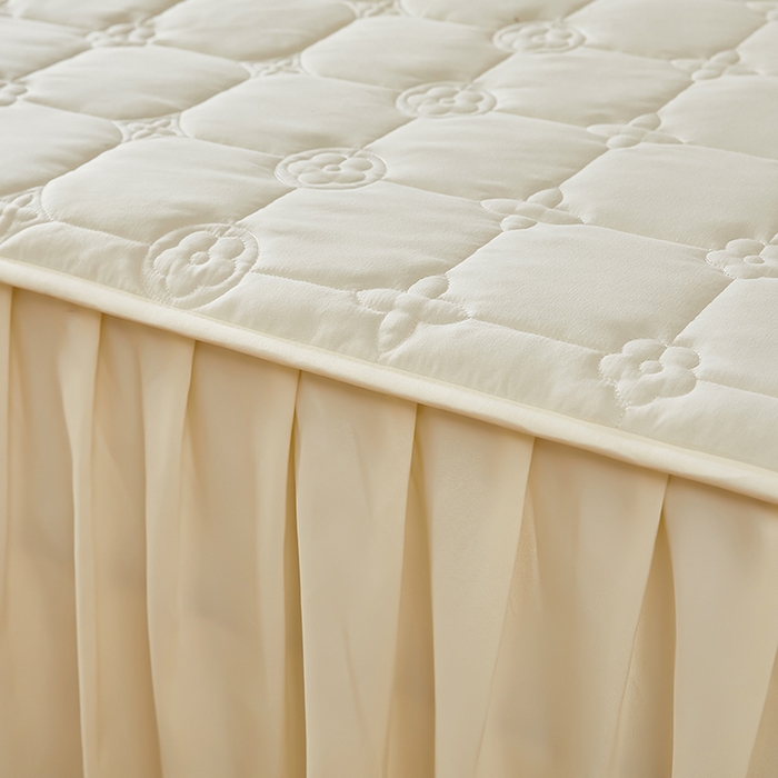 91家纺网 家纺一手货源 找家纺 瑞兴纺 2025年新款亲肤夹棉床笠床裙 床裙花边款：幸运格-米白