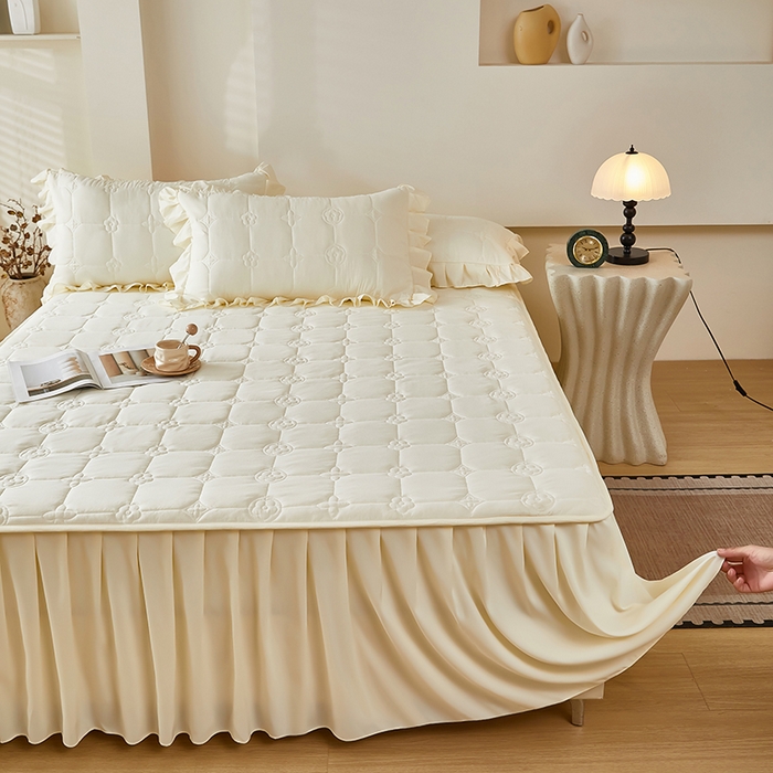 91家纺网 家纺一手货源 找家纺 瑞兴纺 2025年新款亲肤夹棉床笠床裙 床裙花边款：幸运格-米白