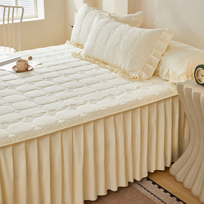 91家纺网 家纺一手货源 找家纺 瑞兴纺 2025年新款亲肤夹棉床笠床裙 床裙花边款：幸运格-米白