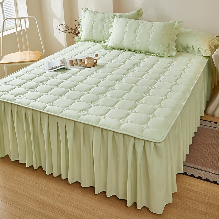 91家纺网 家纺一手货源 找家纺 瑞兴纺 2025年新款亲肤夹棉床笠床裙 床裙花边款：幸运格-抹茶绿