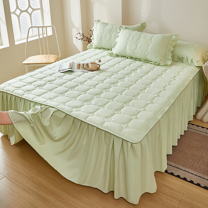 91家纺网 家纺一手货源 找家纺 瑞兴纺 2025年新款亲肤夹棉床笠床裙 床裙花边款：幸运格-抹茶绿