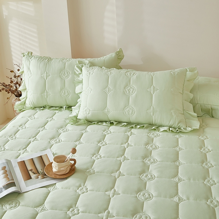 91家纺网 家纺一手货源 找家纺 瑞兴纺 2025年新款亲肤夹棉床笠床裙 床裙花边款：幸运格-抹茶绿