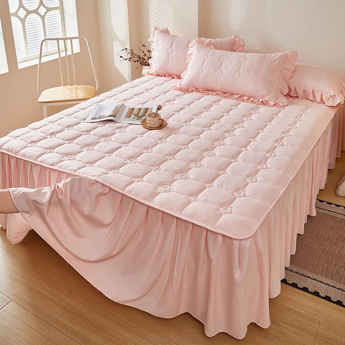 91家纺网 家纺一手货源 找家纺 瑞兴纺 2025年新款亲肤夹棉床笠床裙 床裙花边款：幸运格-雅典玉