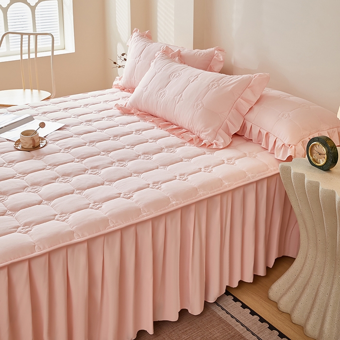 91家纺网 家纺一手货源 找家纺 瑞兴纺 2025年新款亲肤夹棉床笠床裙 床裙花边款：幸运格-雅典玉