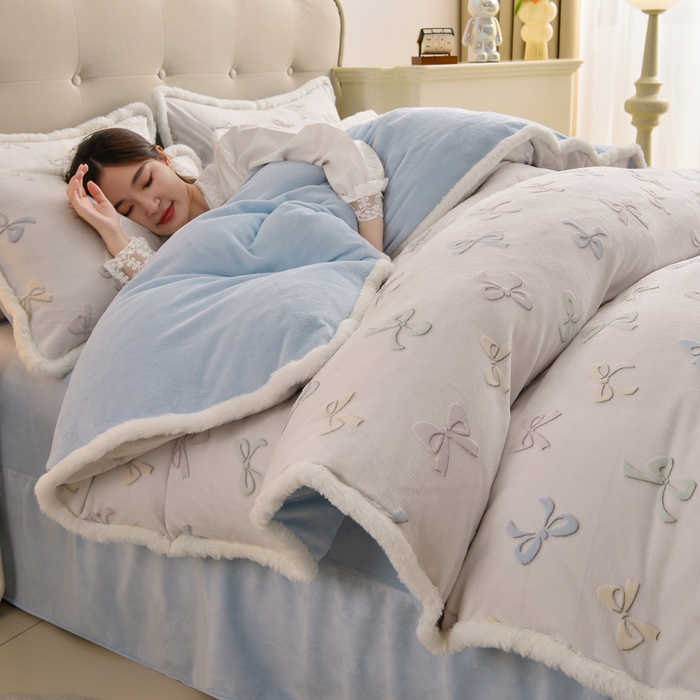 91家纺网 家纺一手货源 找家纺 （总）畅畅家纺 2025新款高克重兔毛大包边立体雕花牛奶绒床单四件套